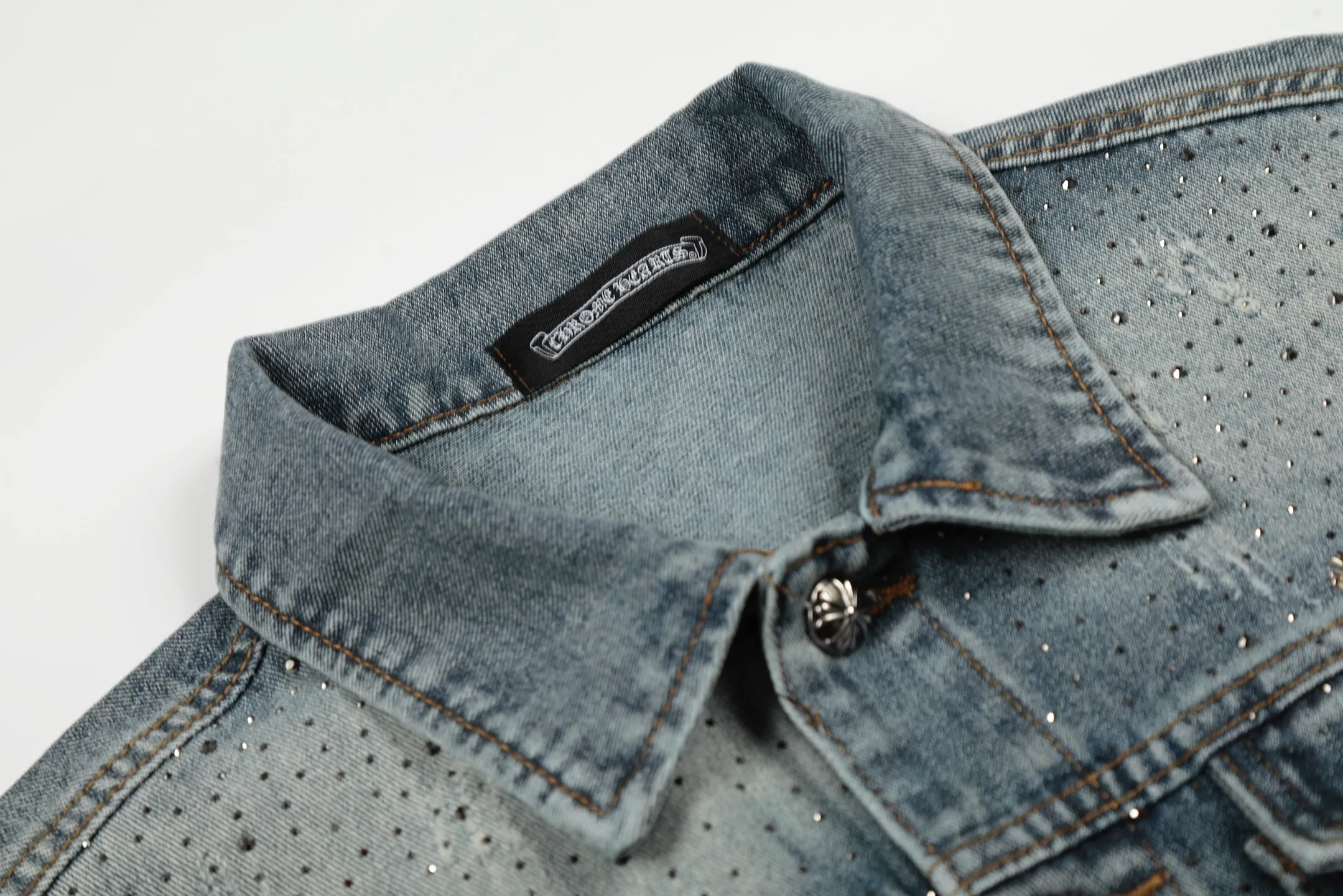 P270 💰 Chrome Hearts Chrome Hearts Cross Hot Diamond Denim Jacket OS version can be worn by both men and women! The fabric is made of twill gauze cotton fabric! The texture is clear and smooth, not easy to wrinkle or fade! The embroidery process is complex and repetitive. There are more than 20 leather labels. It takes 6 repeated embroidery steps to complete the back body. The requirements for the embroidery machine are very strict, and the distance is 45 cm! It won’t work if the spacing is too big, and it won’t work if it’s too small! We make clothes with care, and every detail must be restored one to one! The hardware is all carved and cast, and they are all genuine from the original factory! This piece of clothing consumes a lot of material, with more than 3 meters of material used for one piece of clothing! After the garment is made, it needs to be fixed at high temperature, washed at a water temperature of more than 70 degrees, and softened by adding softener to make the upper body softer and smoother! There is a flap on the sleeve that can be stored into short sleeves! Adapt it to that understanding Color: Picture color Size: S-M-L-XL